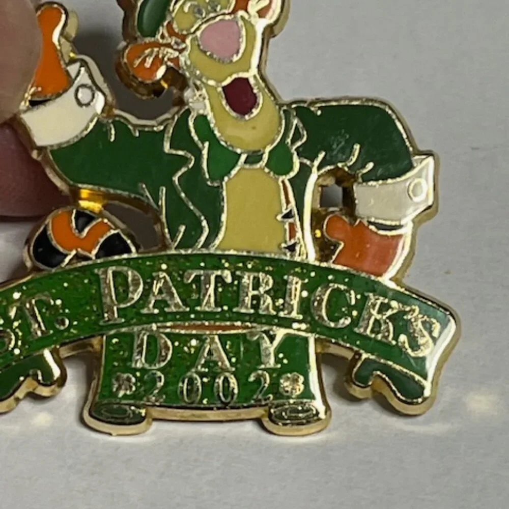 Tigger from Winnie the Pooh St. Patrick's Day 2002 Lapel Hat Vest Pin 1.25